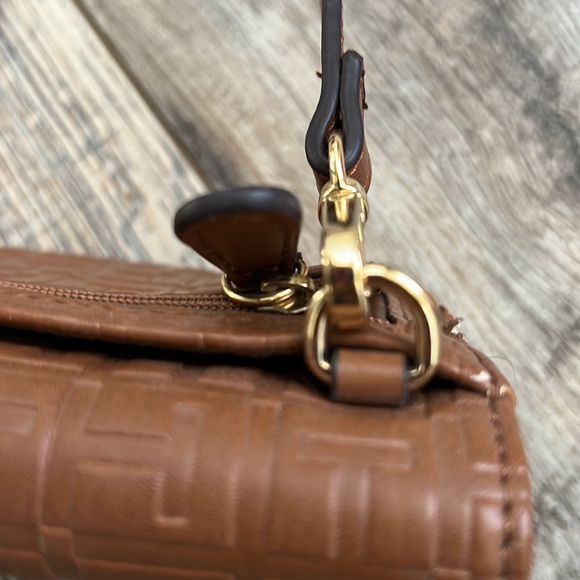 Tommy Hilfiger Crossbody color tan adjustable straps gold accents. - Picture 5 of 8